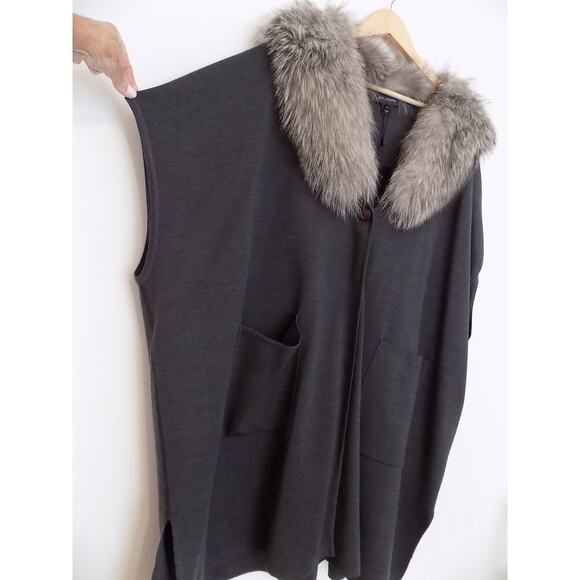St. John poncho cape with fur collar size Medium NWT - Picture 2 of 16